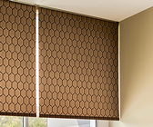 Roleta textila Eco Premium este modelul cel mai economic din gama de rolete interioare cu materiale textile premium. Este actionata cu ajutorul unui lantisor, fara caseta sau profile de ghidare laterale si se poate monta in tavan, pe peret sau pe tocul ferestrei. Este alegerea optima daca doriti umbrirea incaperii fara cheltuiala semnificativa. Rolete textile ECO PREMIUM = simple, elegante rolete textile eco premium